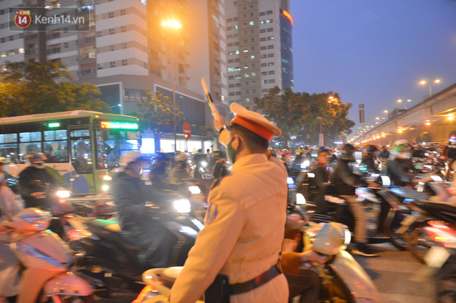 Cảnh trái ngược giữa 2 làn đường Lê Văn Lương: Một bên trống trải, một bên ùn tắc dài cả cây số-22