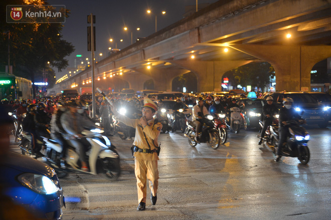 Cảnh trái ngược giữa 2 làn đường Lê Văn Lương: Một bên trống trải, một bên ùn tắc dài cả cây số-23