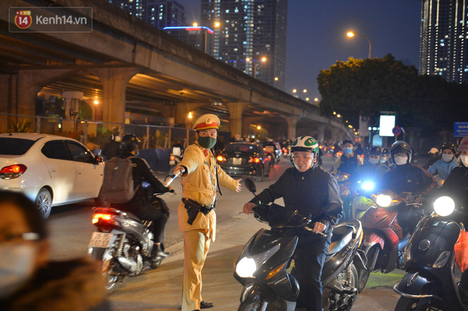 Cảnh trái ngược giữa 2 làn đường Lê Văn Lương: Một bên trống trải, một bên ùn tắc dài cả cây số-24