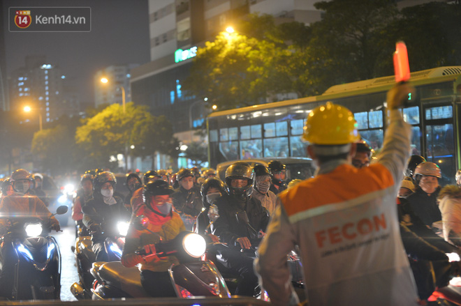 Cảnh trái ngược giữa 2 làn đường Lê Văn Lương: Một bên trống trải, một bên ùn tắc dài cả cây số-25