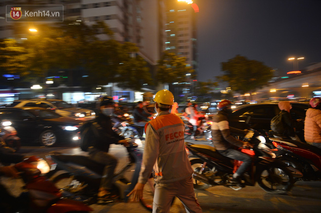 Cảnh trái ngược giữa 2 làn đường Lê Văn Lương: Một bên trống trải, một bên ùn tắc dài cả cây số-26