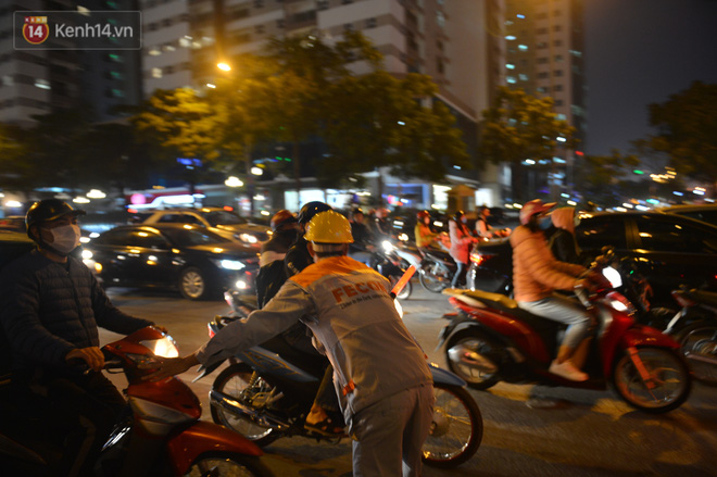 Cảnh trái ngược giữa 2 làn đường Lê Văn Lương: Một bên trống trải, một bên ùn tắc dài cả cây số-27