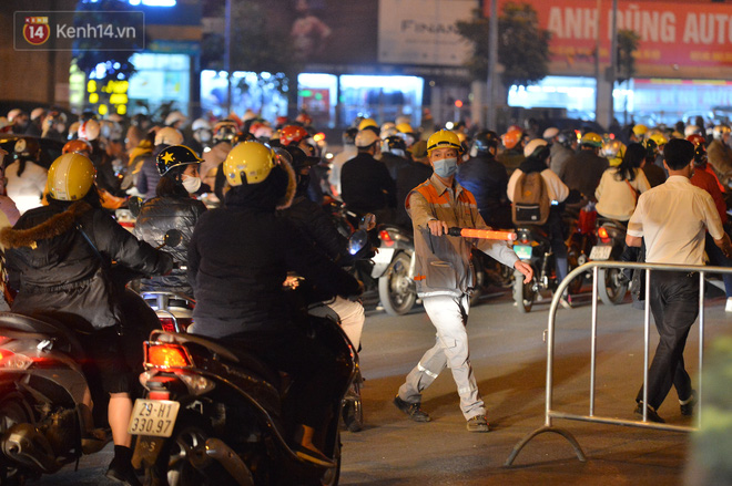 Cảnh trái ngược giữa 2 làn đường Lê Văn Lương: Một bên trống trải, một bên ùn tắc dài cả cây số-28