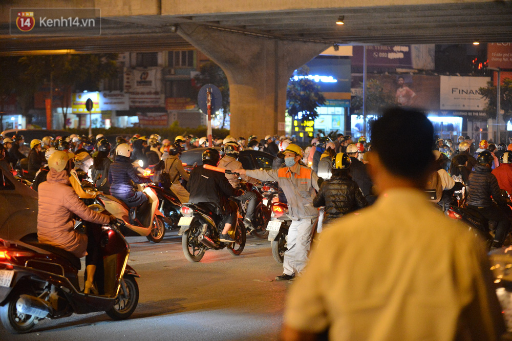Cảnh trái ngược giữa 2 làn đường Lê Văn Lương: Một bên trống trải, một bên ùn tắc dài cả cây số-29