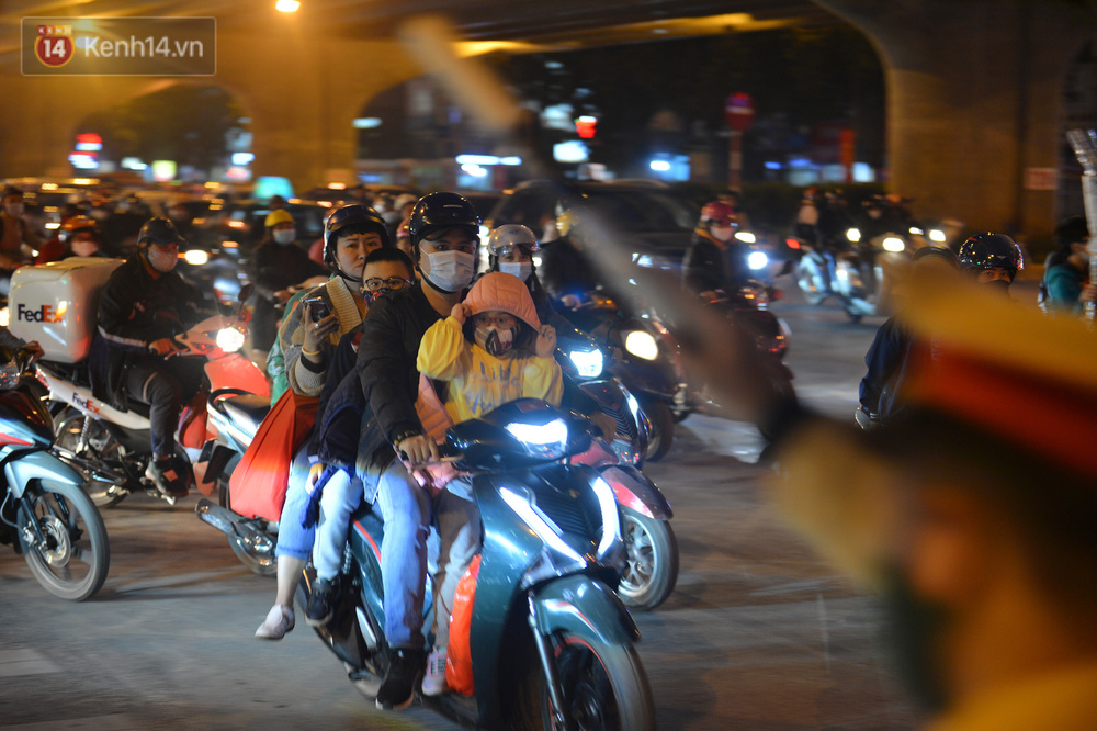 Cảnh trái ngược giữa 2 làn đường Lê Văn Lương: Một bên trống trải, một bên ùn tắc dài cả cây số-30