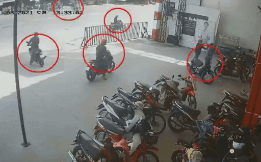 Bị 6 đối tượng dàn ma trận cuỗm 2 xe máy, nam bảo vệ buồn rầu: Gần Tết rồi, thực sự em không biết lấy đâu tiền để đền bù-1