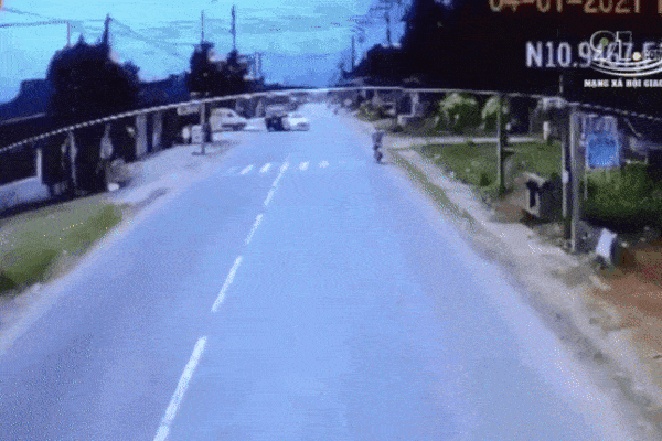 CLIP: Cú lao kinh hoàng khiến ô tô vỡ tan tành, xe container tránh không nổi-1