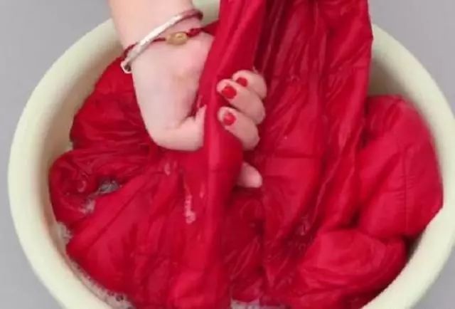 Hãy nhớ quy tắc 3 không khi giặt áo khoác lông vũ, nếu không chúng sẽ ngày càng mỏng đi mà không giữ ấm được-4