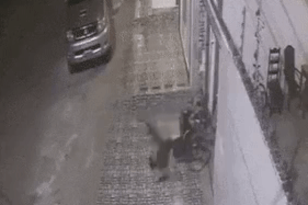 Kinh hoàng clip tài xế bị xe tải trôi tự do cán tử vong khi đang lúi húi sửa chữa dưới gầm ngay trạm thu phí-2