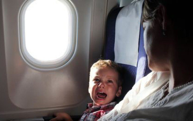 Sợ con quấy khóc làm phiền hành khách đi máy bay, mẹ có cách dỗ ngọt đặc biệt được dân mạng tán dương hết lời-2