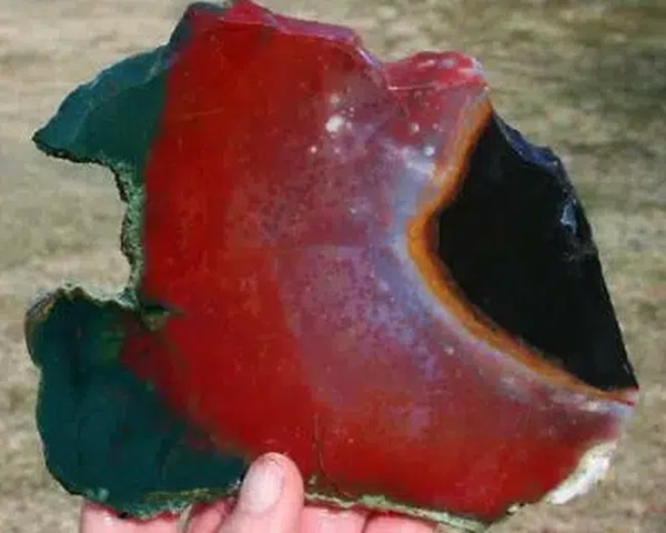 76 dân làng chết trong vòng 6 năm sau khi đào được phiến đá màu máu đỏ, chân tướng kinh hoàng bại lộ sau một vụ hỏa hoạn-3