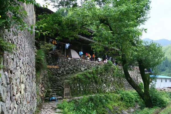 76 dân làng chết trong vòng 6 năm sau khi đào được phiến đá màu máu đỏ, chân tướng kinh hoàng bại lộ sau một vụ hỏa hoạn-4