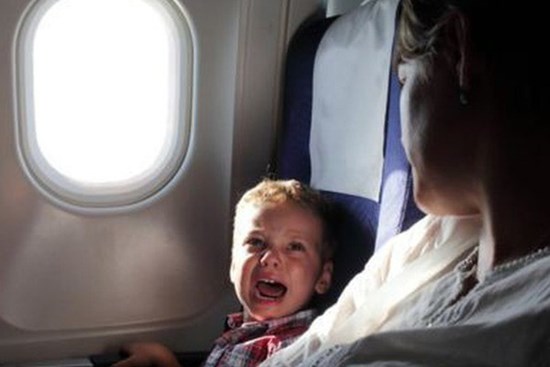 Sợ con quấy khóc làm phiền hành khách đi máy bay, mẹ có cách 'dỗ ngọt' đặc biệt được dân mạng tán dương hết lời