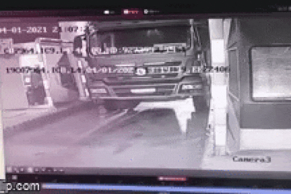 Kinh hoàng clip tài xế bị xe tải 