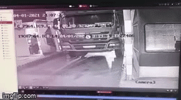 Kinh hoàng clip tài xế bị xe tải trôi tự do cán tử vong khi đang lúi húi sửa chữa dưới gầm ngay trạm thu phí-1