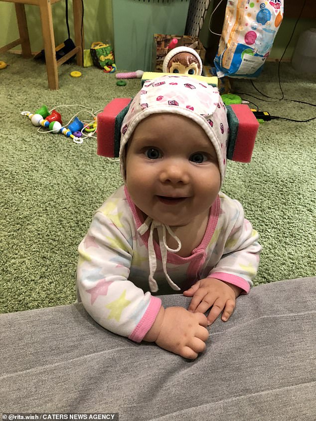 Bé gái được mẹ đeo mấy miếng mút xốp trên đầu, khi biết lý do ai cũng khen mẹ quá thông minh-1