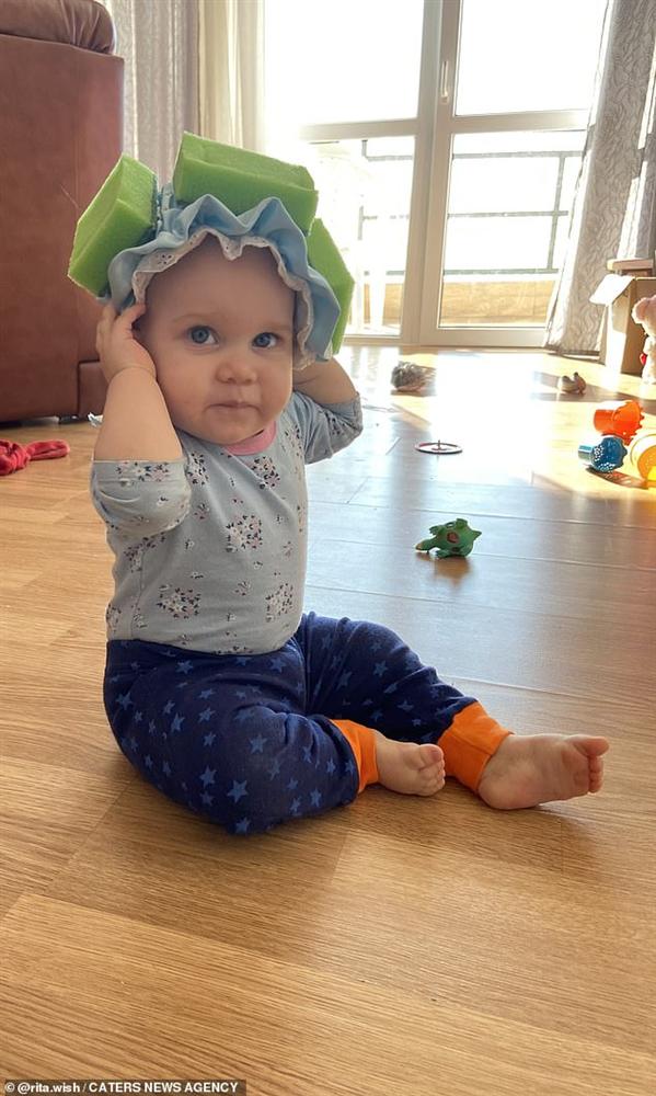 Bé gái được mẹ đeo mấy miếng mút xốp trên đầu, khi biết lý do ai cũng khen mẹ quá thông minh-2