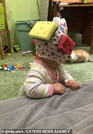 Bé gái được mẹ đeo mấy miếng mút xốp trên đầu, khi biết lý do ai cũng khen mẹ quá thông minh-4