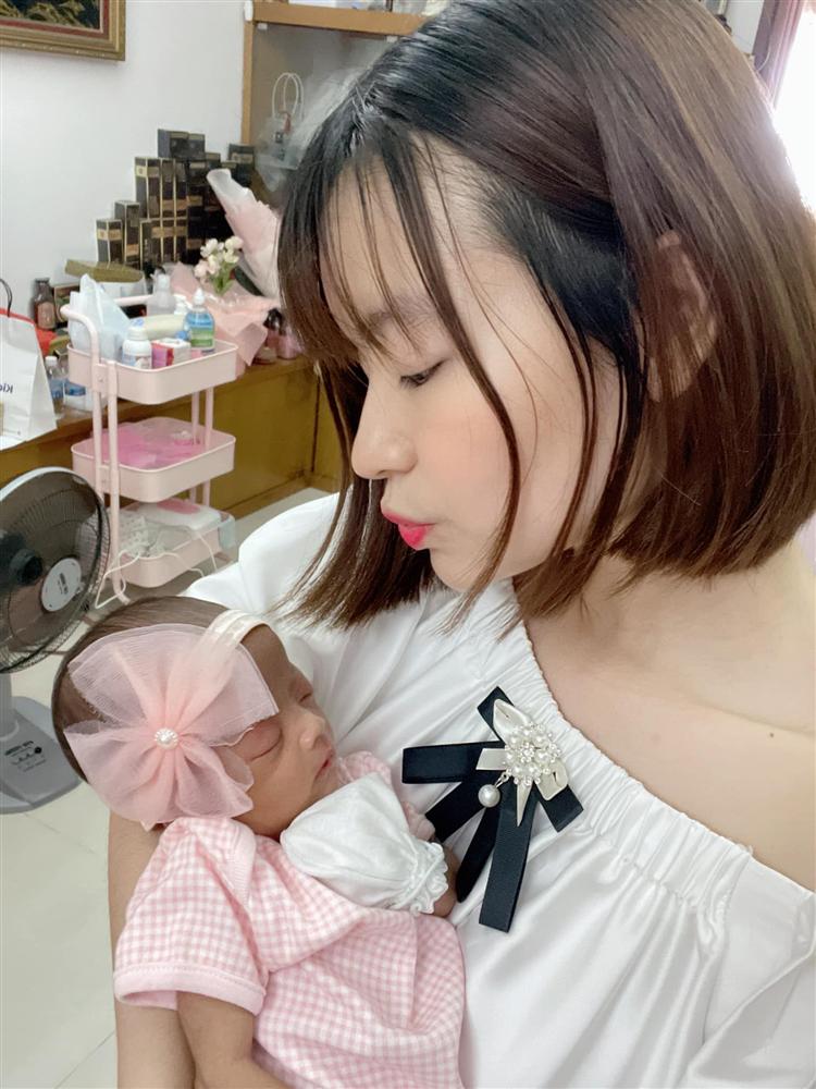 Tròn 1 tháng tuổi, con gái Mạc Văn Khoa ngày càng đáng yêu, gia nhập hội rich kid khi được bố mẹ tặng quà hơn 250 triệu đồng-2