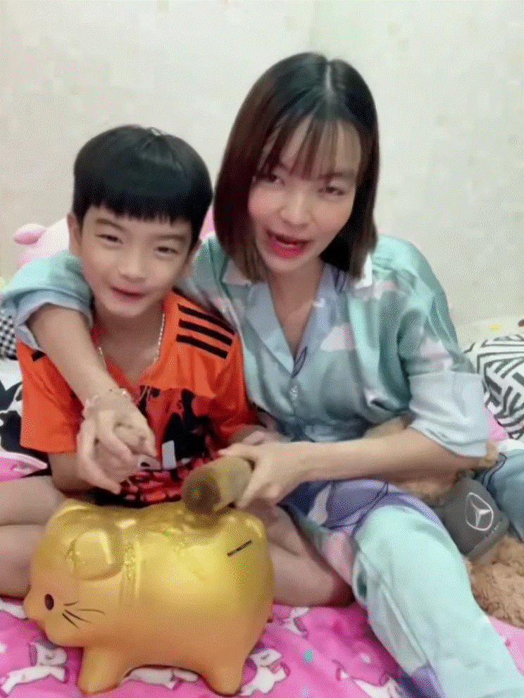 Tròn 1 tháng tuổi, con gái Mạc Văn Khoa ngày càng đáng yêu, gia nhập hội rich kid khi được bố mẹ tặng quà hơn 250 triệu đồng-4