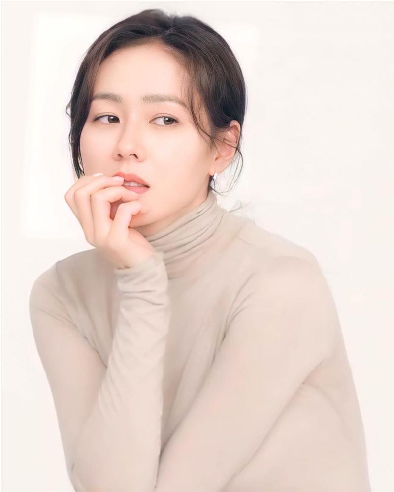 5 kiểu tóc buộc thấp đẹp lịm tim của Son Ye Jin, nàng 30+ áp dụng là quá hợp vì nhìn sang lên vài chân kính-3