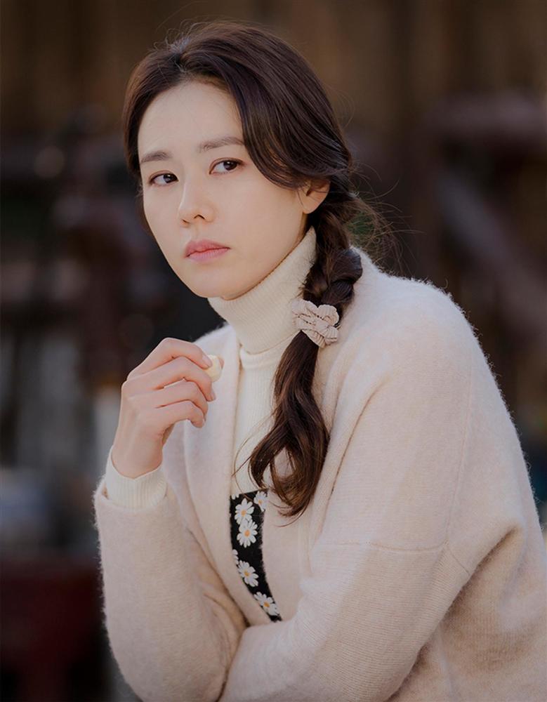 5 kiểu tóc buộc thấp đẹp lịm tim của Son Ye Jin, nàng 30+ áp dụng là quá hợp vì nhìn sang lên vài chân kính-7