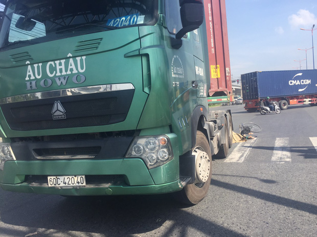 TP.HCM: Mẹ bị xe container cán tử vong, con trai ôm thi thể khóc nghẹn gọi Mẹ ơi”-1