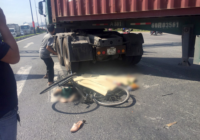 TP.HCM: Mẹ bị xe container cán tử vong, con trai ôm thi thể khóc nghẹn gọi Mẹ ơi”-2