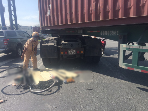 TP.HCM: Mẹ bị xe container cán tử vong, con trai ôm thi thể khóc nghẹn gọi Mẹ ơi”-4