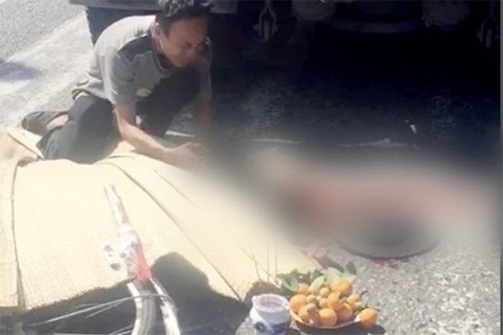 TP.HCM: Mẹ bị xe container cán tử vong, con trai ôm thi thể khóc nghẹn gọi “Mẹ ơi”