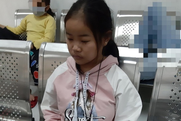 Xót cảnh bé gái 12 tuổi phải nghỉ học, cắt bỏ đôi chân sau trận sốt bại liệt: Tóc con dần rụng hết rồi-20