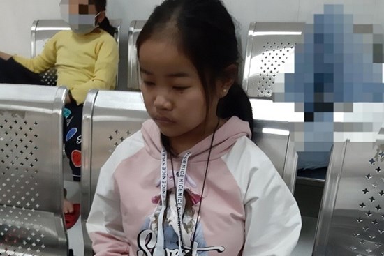 Xót xa bé gái bị mẹ bỏ rơi, nay suy thận giai đoạn cuối