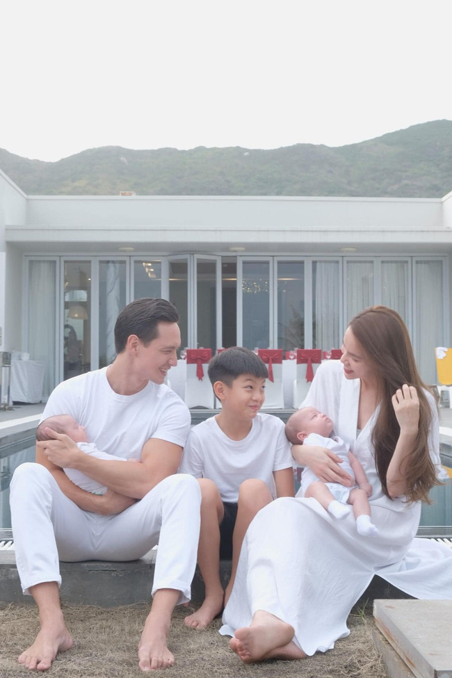 Hồ Ngọc Hà tung loạt ảnh gia đình 5 người nhưng ánh mắt của Subeo và Kim Lý lại được chú ý nhất-1