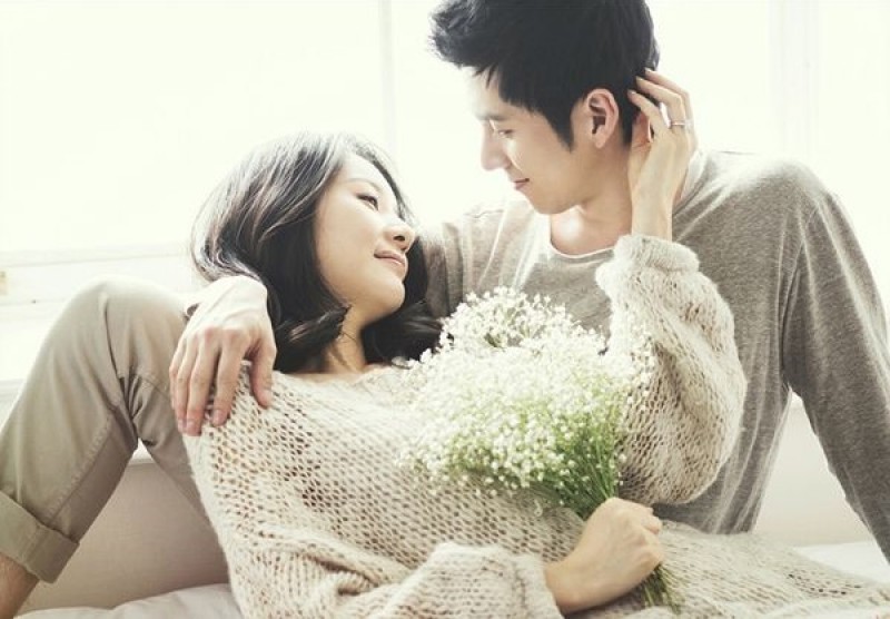 Đêm  tân hôn sếp gọi chồng tới họp gấp, tôi bực mình trách ngược thì ớ người nghe sếp bảo: Anh có gọi đâu?-1