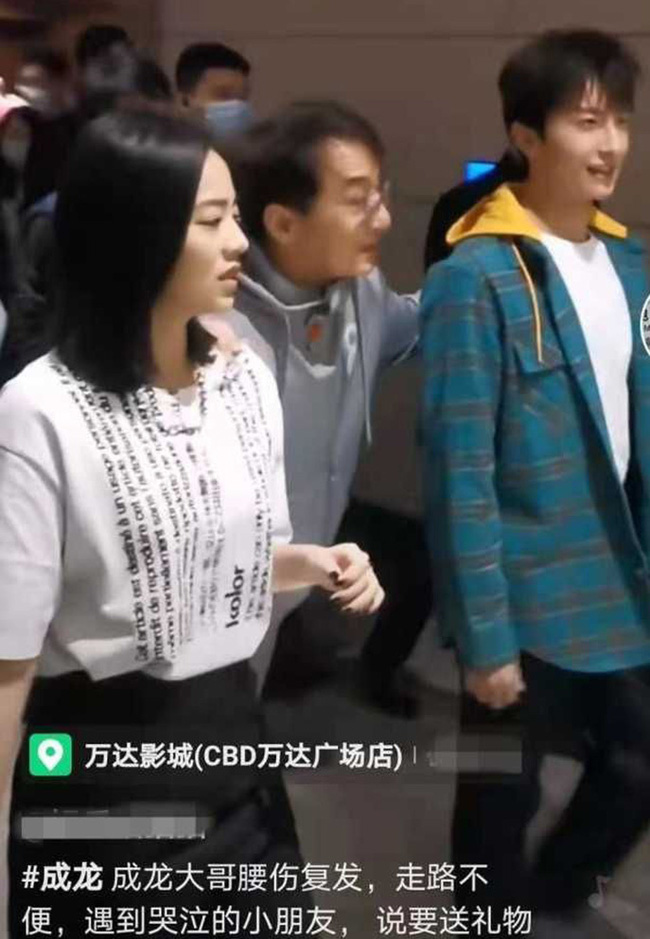 Không thể nhận ra Thành Long, đi lại phải có 2 người dìu, sức khỏe sa sút báo động?-1