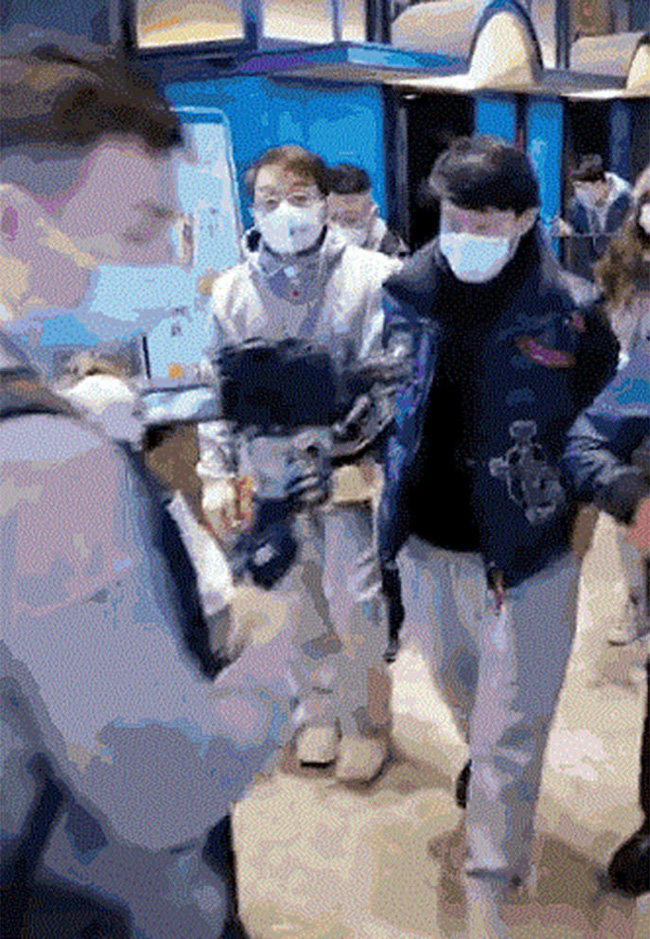 Không thể nhận ra Thành Long, đi lại phải có 2 người dìu, sức khỏe sa sút báo động?-3