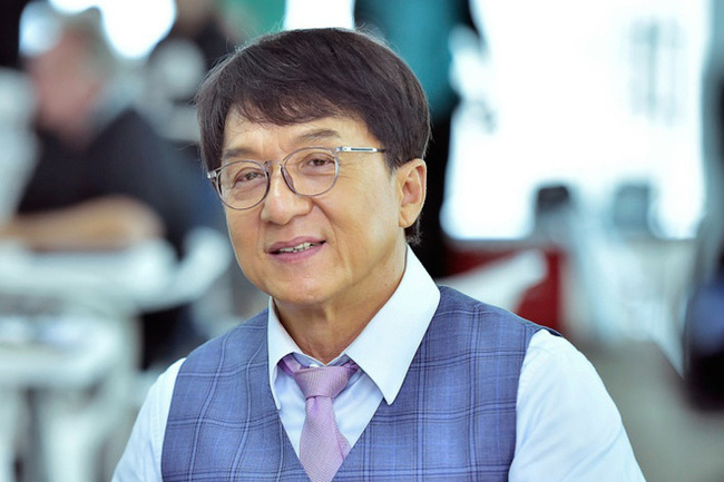 Không thể nhận ra Thành Long, đi lại phải có 2 người dìu, sức khỏe sa sút báo động?-5