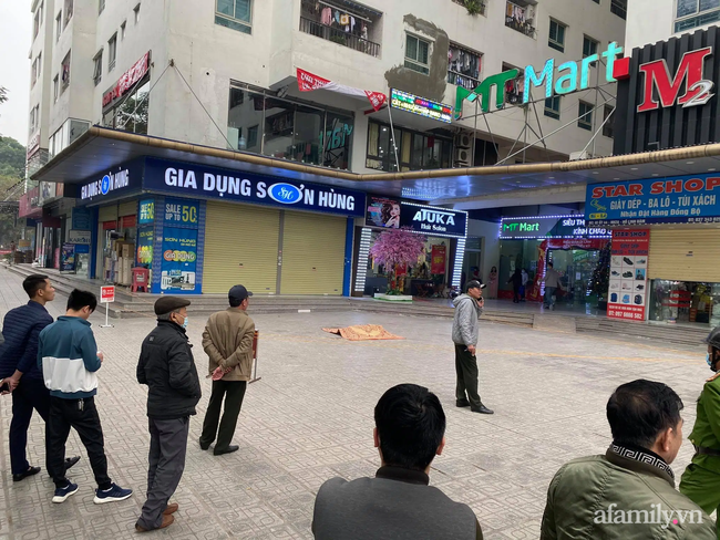 Hà Nội: Người đàn ông rơi từ tầng 15 chung cư HH Linh Đàm xuống đất tử vong, người thân khóc ngất bên thi thể-1
