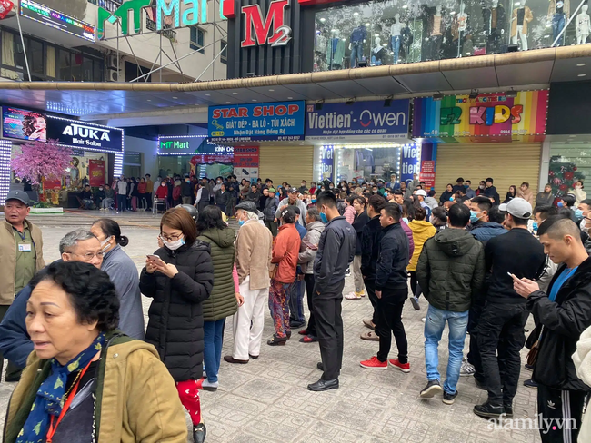 Hà Nội: Người đàn ông rơi từ tầng 15 chung cư HH Linh Đàm xuống đất tử vong, người thân khóc ngất bên thi thể-2