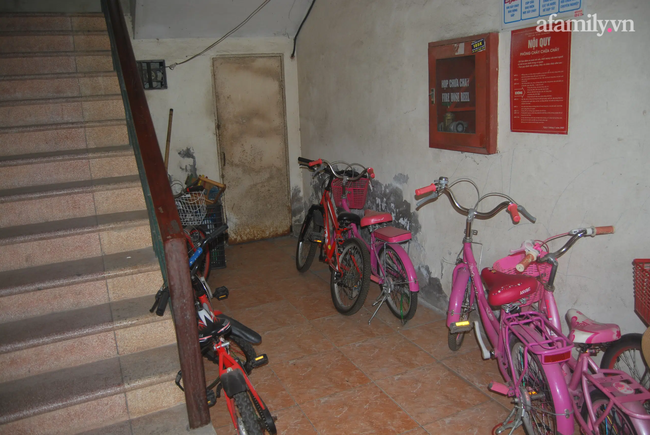 Mục sở thị khu chung cư biết tự đẻ thêm căn hộ ở Hà Nội: Nhếch nhác vì xuống cấp trầm trọng, 5 năm đi kiện chủ đầu tư vẫn phớt lờ-5