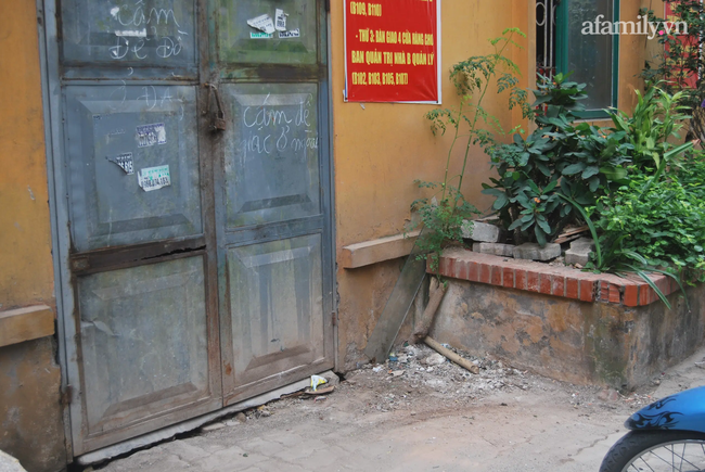 Mục sở thị khu chung cư biết tự đẻ thêm căn hộ ở Hà Nội: Nhếch nhác vì xuống cấp trầm trọng, 5 năm đi kiện chủ đầu tư vẫn phớt lờ-6