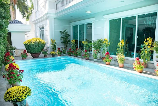 Biệt thự trắng của Phượng Chanel: Bên ngoài bề thế, bên trong tàm tạm, nhìn chênh lệch đôi chút-6