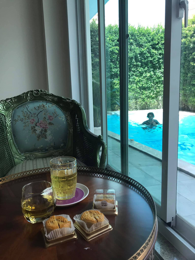 Biệt thự trắng của Phượng Chanel: Bên ngoài bề thế, bên trong tàm tạm, nhìn chênh lệch đôi chút-9