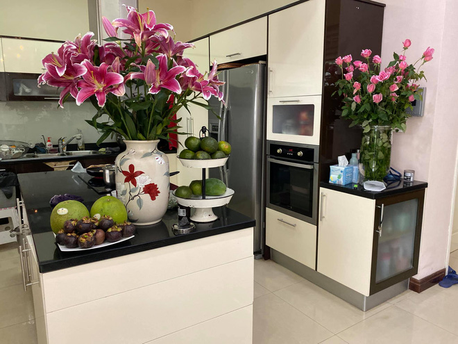 Biệt thự trắng của Phượng Chanel: Bên ngoài bề thế, bên trong tàm tạm, nhìn chênh lệch đôi chút-18