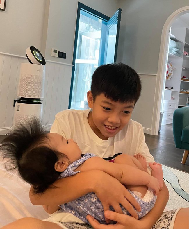 Sau khi lộ ảnh cận mặt, tiểu thư Suchin nhà Cường Đô La được phát hiện có một điểm giống y chang anh Subeo-3