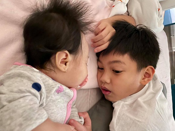 Sau khi lộ ảnh cận mặt, tiểu thư Suchin nhà Cường Đô La được phát hiện có một điểm giống y chang anh Subeo-5