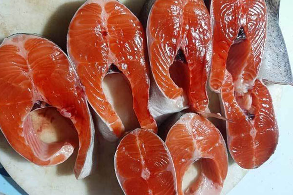Xương, vụn cá hồi giá siêu rẻ: Khách mua tới tấp, dân buôn ngày bán trăm bộ-3