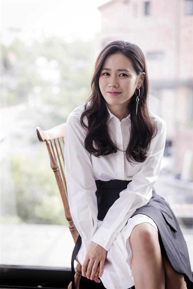 Hyun Bin bộc bạch: Từ lần gặp đầu tiên đã bị sự tinh tế của cô ấy chinh phục, phụ nữ 30+ có thể học ngay 5 cách diện đồ đầy í nhị này từ Son Ye Jin-14