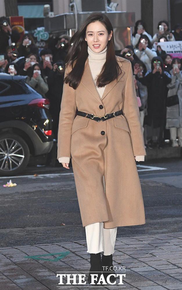 Hyun Bin bộc bạch: Từ lần gặp đầu tiên đã bị sự tinh tế của cô ấy chinh phục, phụ nữ 30+ có thể học ngay 5 cách diện đồ đầy í nhị này từ Son Ye Jin-15