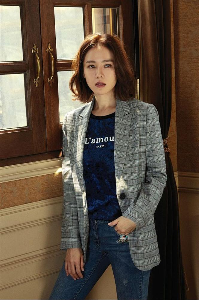 Hyun Bin bộc bạch: Từ lần gặp đầu tiên đã bị sự tinh tế của cô ấy chinh phục, phụ nữ 30+ có thể học ngay 5 cách diện đồ đầy í nhị này từ Son Ye Jin-23